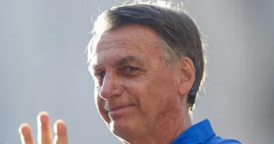 Bolsonaro culpa remédios por ter mexido em tornozeleira e é mantido preso