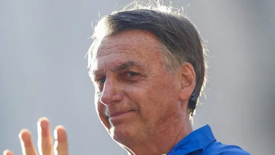 Bolsonaro culpa remédios por ter mexido em tornozeleira e é mantido preso