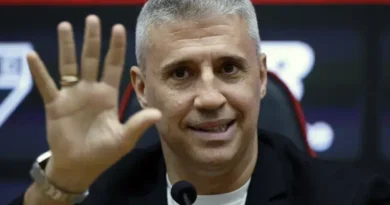 Crespo inicia planos para 2026 no São Paulo após derrota do time