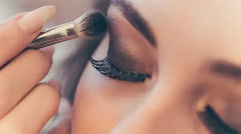 Cuidado com produtos de beleza: riscos para a saúde ocular