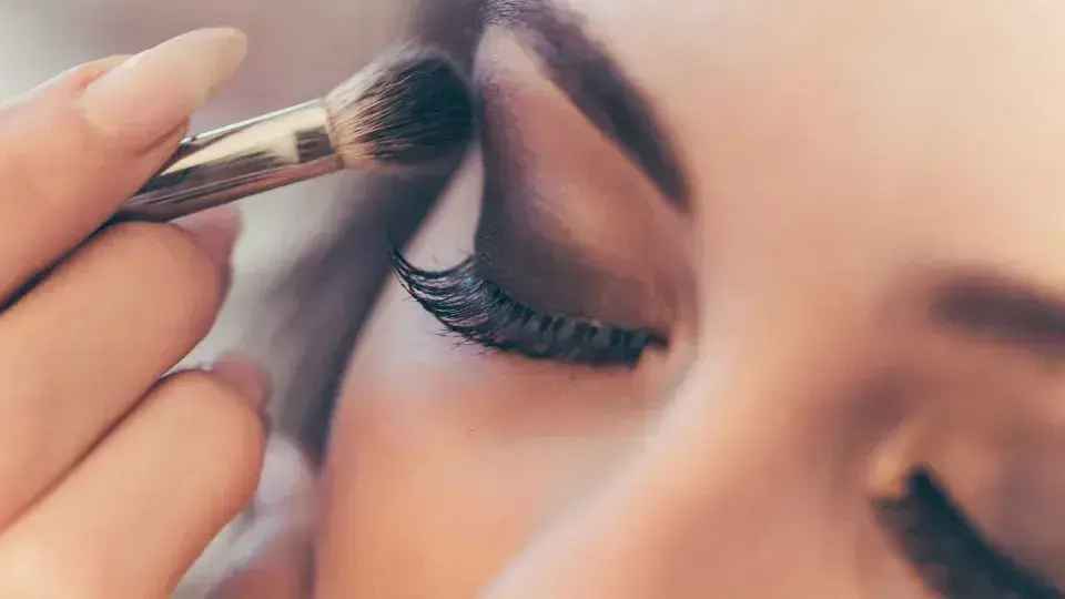 Cuidado com produtos de beleza: riscos para a saúde ocular