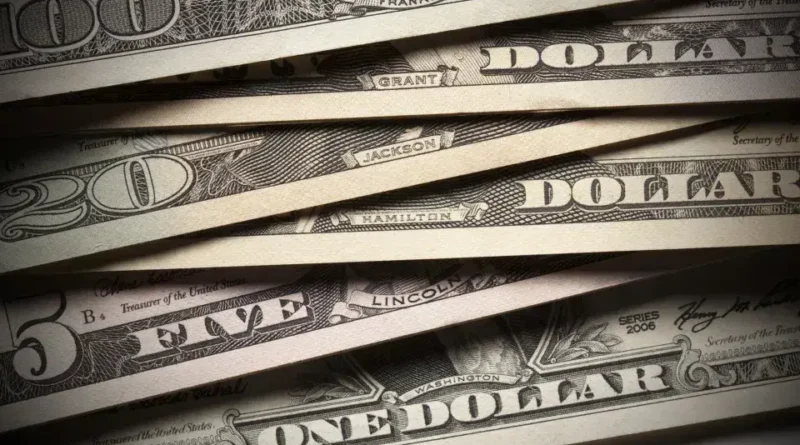 Dólar em alta: Cautela fiscal e demanda sazonal pressionam o real