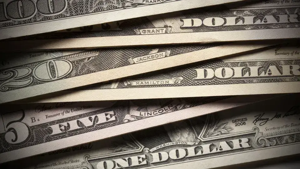 Dólar em alta: Cautela fiscal e demanda sazonal pressionam o real