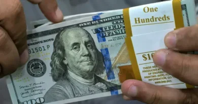 Dólar recua com desvalorização global em dia cheio de dados econômicos