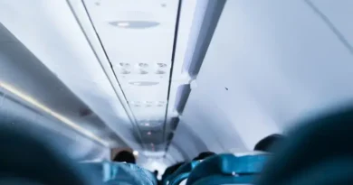 Entenda a Função dos Triângulos nas Janelas de Aviões