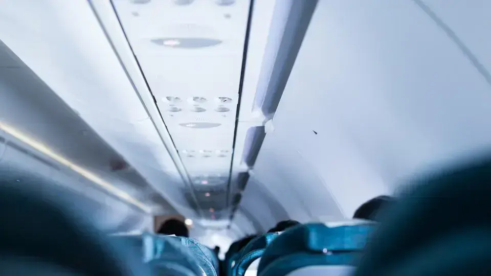 Entenda a Função dos Triângulos nas Janelas de Aviões