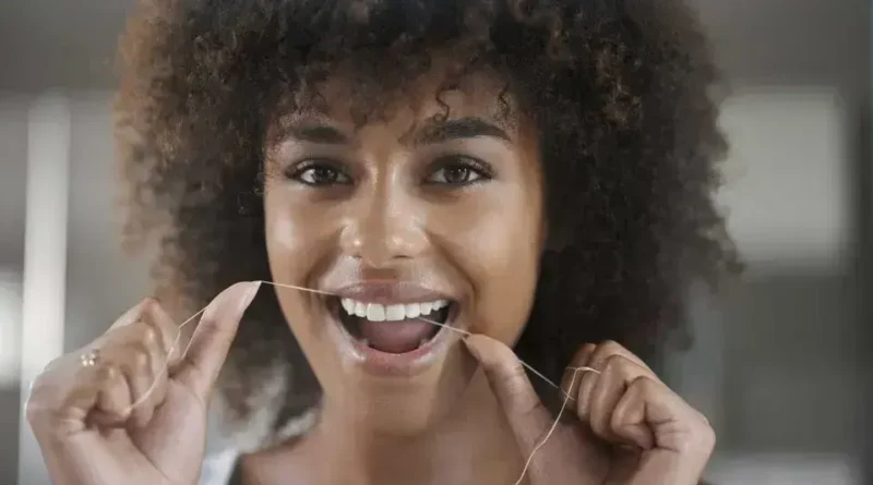 Erros comuns ao usar fio dental e como evitá-los