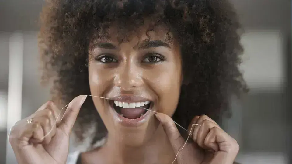 Erros comuns ao usar fio dental e como evitá-los