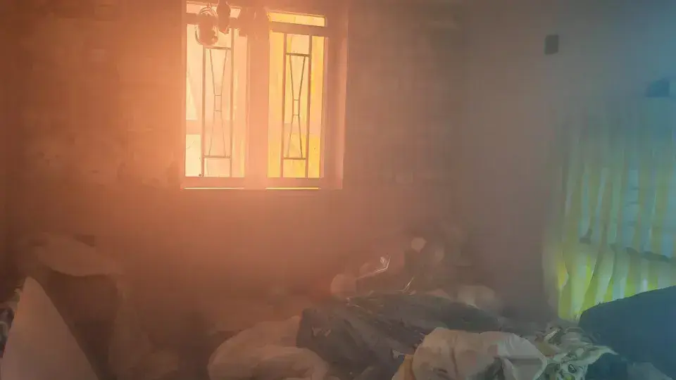 Homem sobrevive a incêndio em Hong Kong após 2 horas preso