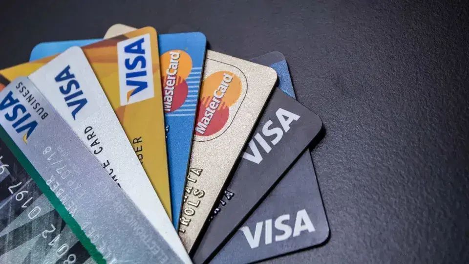 Juro médio do rotativo do cartão de crédito cai para 439,8% ao ano