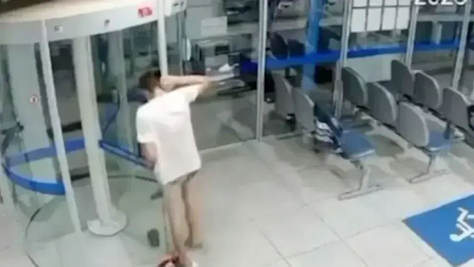 Ladrão preso em banco após falha inusitada durante assalto