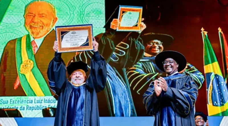 Lula é homenageado com título de doutor honoris causa em Moçambique