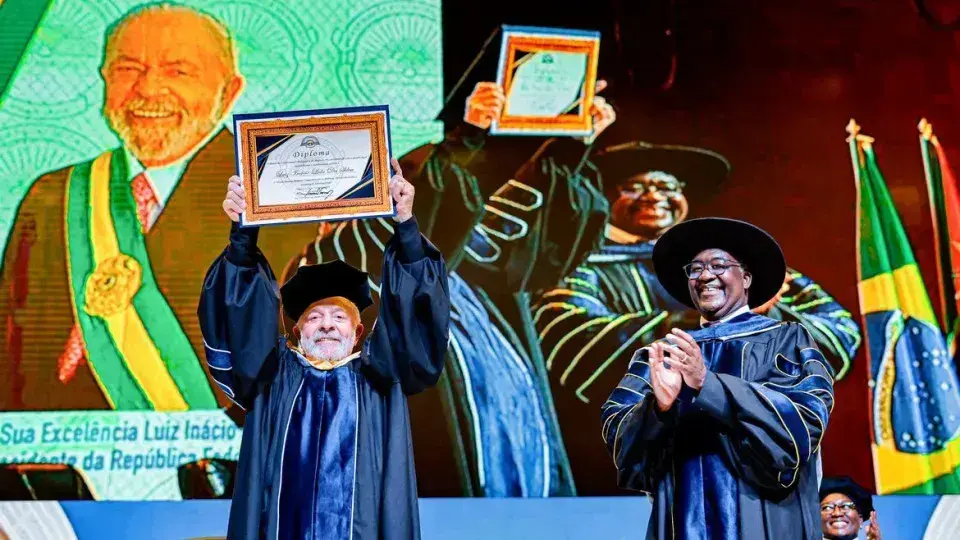 Lula é homenageado com título de doutor honoris causa em Moçambique