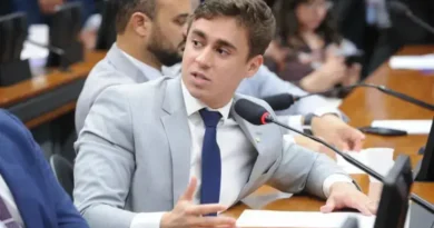 Moraes pede explicações sobre uso de celular durante visita de Nikolas a Bolsonaro