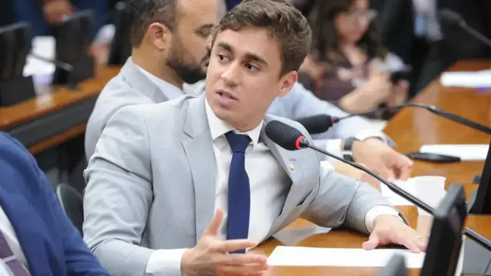 Moraes pede explicações sobre uso de celular durante visita de Nikolas a Bolsonaro