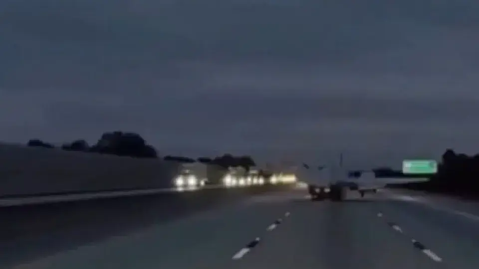 Avião colide com carro durante pouso de emergência na Flórida