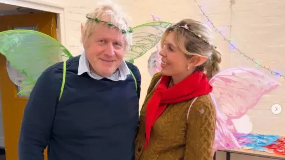 Boris Johnson aparece fantasiado de fada em aniversário da filha