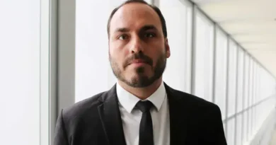 Carlos Bolsonaro renuncia ao cargo para concorrer ao Senado em SC