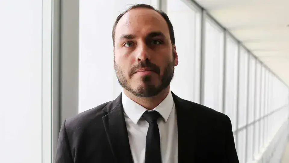 Carlos Bolsonaro renuncia ao cargo para concorrer ao Senado em SC