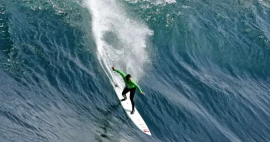 Carlos Burle enfrenta resgate dramático após queda em onda gigante