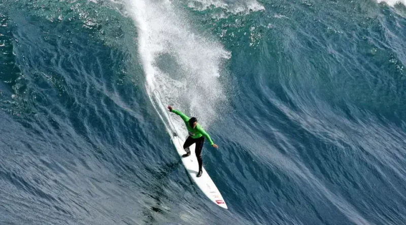 Carlos Burle enfrenta resgate dramático após queda em onda gigante