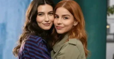 Casal de 'Três Graças' faz sucesso com beijo lésbico nas redes sociais