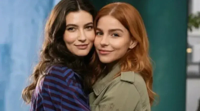 Casal de 'Três Graças' faz sucesso com beijo lésbico nas redes sociais