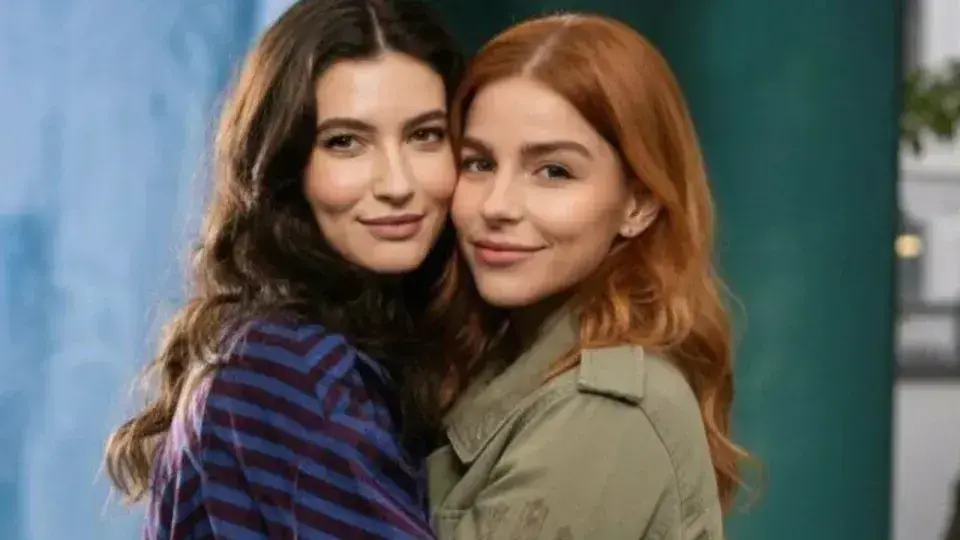 Casal de 'Três Graças' faz sucesso com beijo lésbico nas redes sociais
