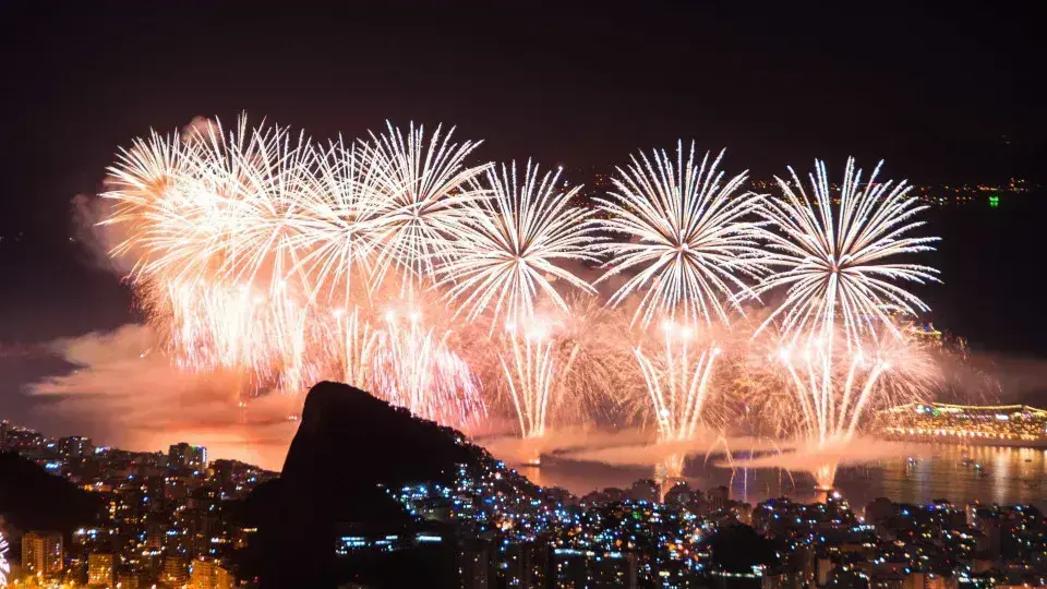 Cuidado com os fogos de artifício: como proteger a audição das crianças
