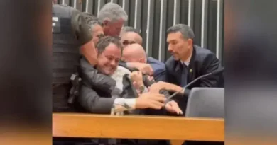Glauber Braga é Retirado à Força da Mesa Diretora da Câmara