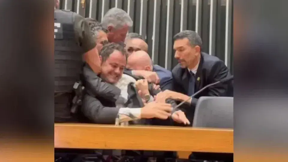 Glauber Braga é Retirado à Força da Mesa Diretora da Câmara