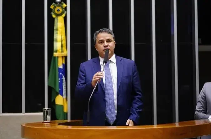 Indefinição na Federação União Brasil–PP: Efraim Filho Pode Sair do Partido