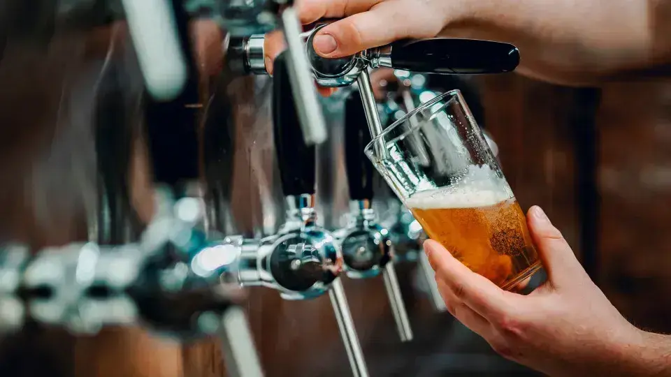 Polêmica em bar dos EUA: cerveja grátis por denúncias de imigrantes