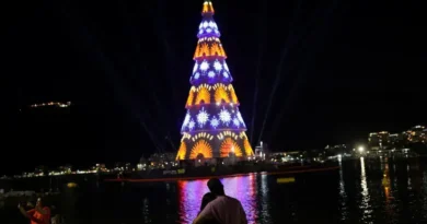 Rio de Janeiro inaugura árvore de Natal flutuante de 80 metros em Botafogo