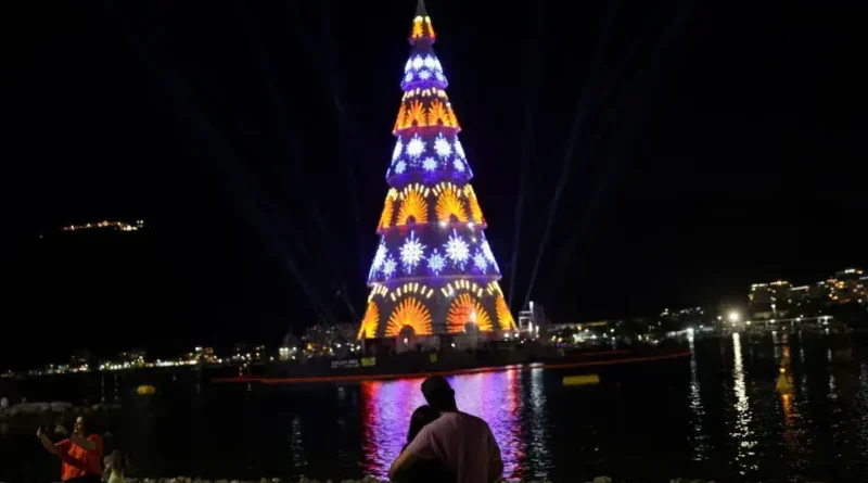 Rio de Janeiro inaugura árvore de Natal flutuante de 80 metros em Botafogo
