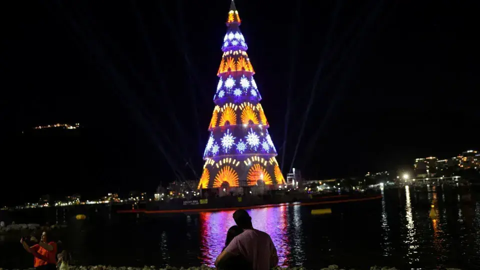 Rio de Janeiro inaugura árvore de Natal flutuante de 80 metros em Botafogo