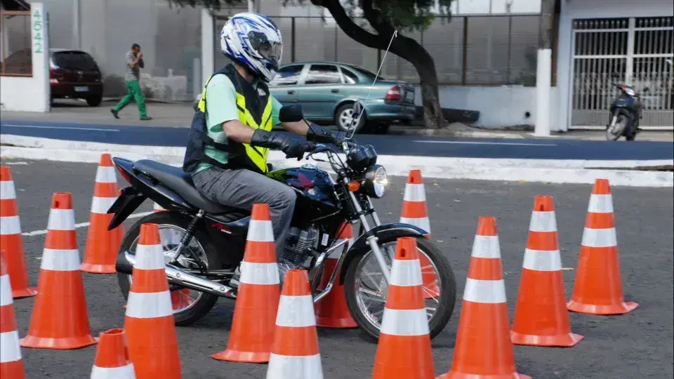 Uber e 99 desistem do serviço de motoapp em São Paulo após regulamentação