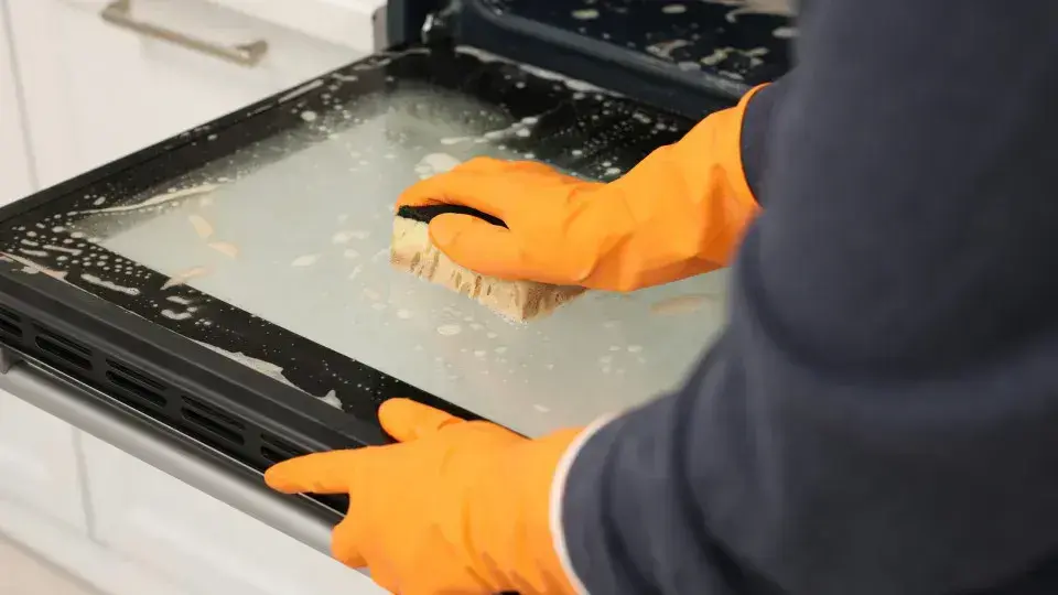 Aprenda a Limpar a Porta do Forno Usando Bicarbonato e Vinagre