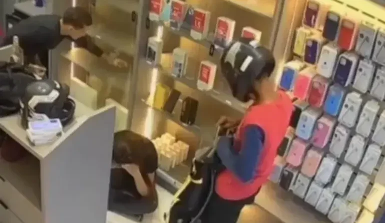 Assaltantes levam dezenas de celulares em loja de Sousa durante o dia