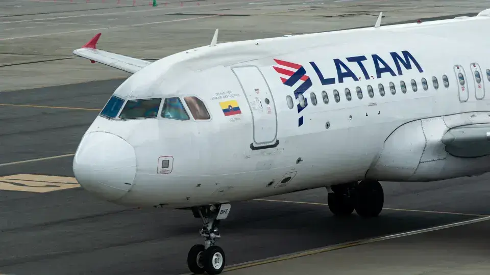 Avião da Latam Aborta Decolagem por Drones em Guarulhos