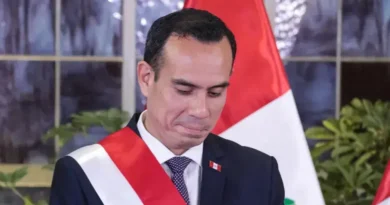 Congresso do Peru destitui presidente às vésperas das eleições