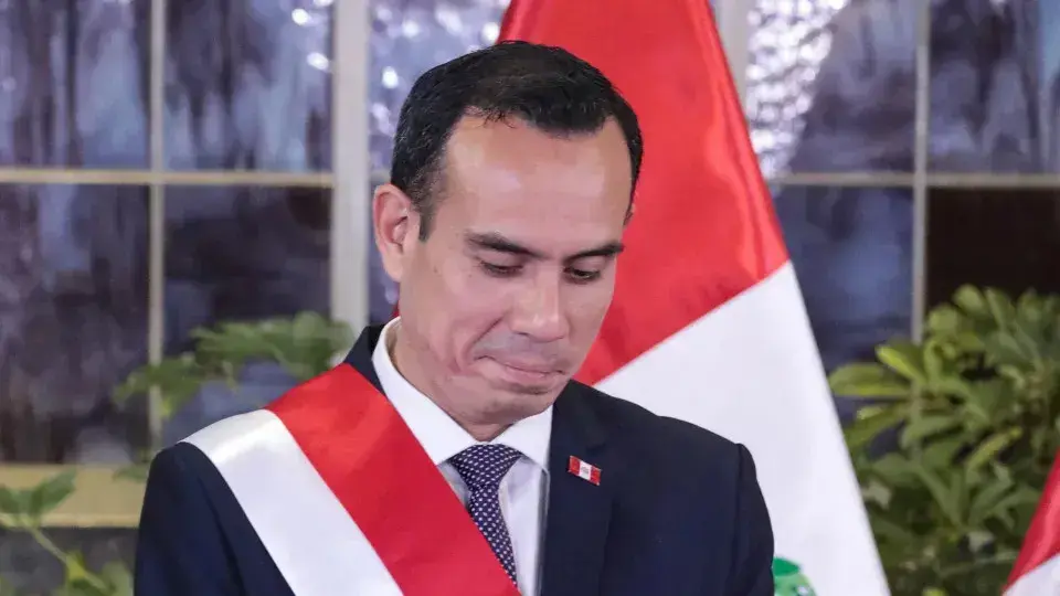 Congresso do Peru destitui presidente às vésperas das eleições