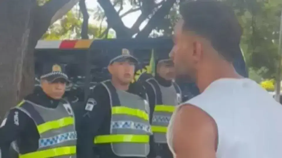 Deputado é atingido por spray de pimenta em bloco de carnaval no DF
