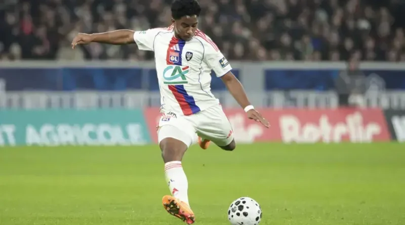 Endrick surpree ídolos do Lyon, mas fica atrás de Neymar em início promissor
