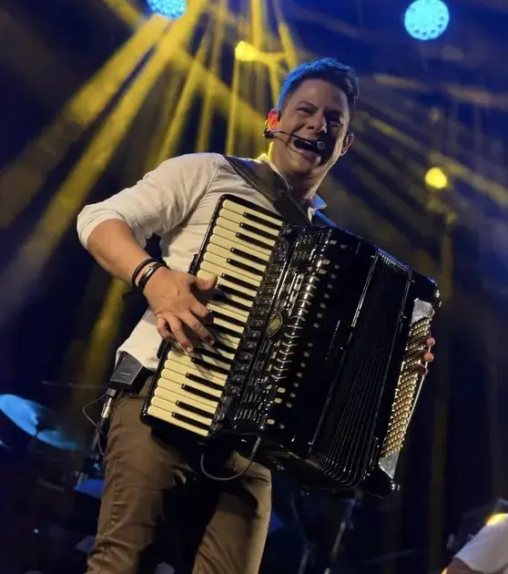 Fabiano Guimarães comemora 10 anos de carreira com DVD em Campina Grande
