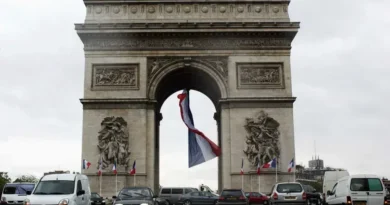 Homem é morto ao tentar esfaquear músico no Arco do Triunfo em Paris