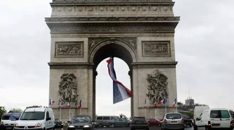 Homem é morto ao tentar esfaquear músico no Arco do Triunfo em Paris