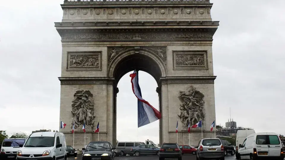 Homem é morto ao tentar esfaquear músico no Arco do Triunfo em Paris