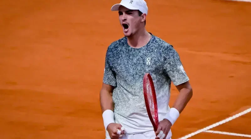 João Fonseca conquista vitória no Rio Open e se prepara para estreia em simples