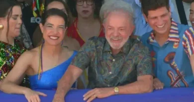 Lula participa do desfile do Galo da Madrugada em Recife